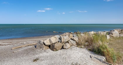 Pet-friendly Oak Harbor Condo: Walk to Lake!