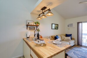 Apartment (1 Bedroom) | Interior - Pet-friendly Oak Harbor Condo: Walk to Lake! (Oak Harbor)