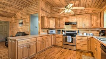 House (3 Bedrooms) | Private kitchen | Microwave, oven, stovetop, dishwasher