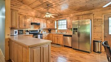 House (3 Bedrooms) | Private kitchen | Microwave, oven, stovetop, dishwasher