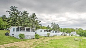 A row of mobile homes with a grassy yard and trees in the background. - Newfound Lake Studio: Bbq, Fire Pit & Beach Access (Bristol)