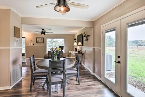 Sealy Home w/ Pasture Views + Near Hiking!