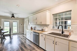 Microwave, oven, stovetop, dishwasher - Sealy Home w/ Pasture Views + Near Hiking! (Sealy)