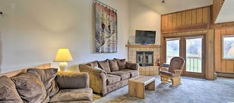 Upson Ski-in/ski-out, End-unit Cabin w/ Fireplace!