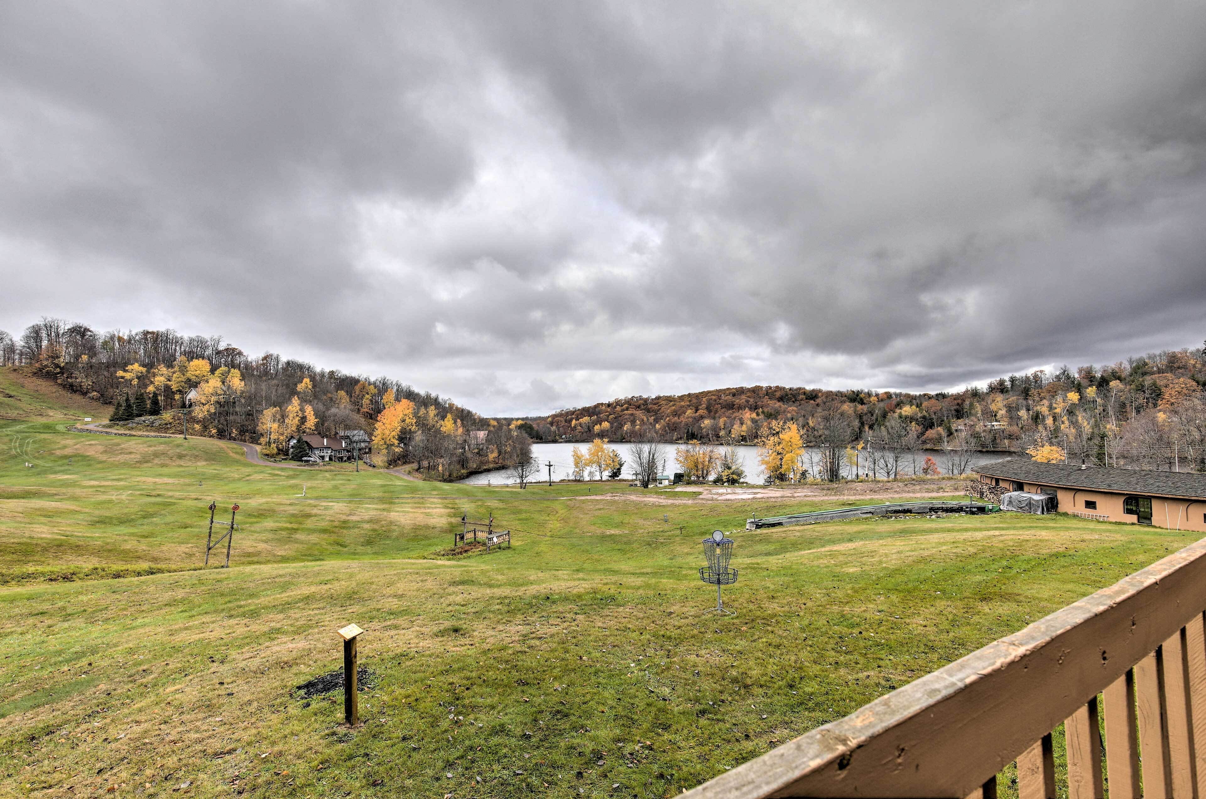 Upson Ski-in/ski-out, End-unit Cabin w/ Fireplace!