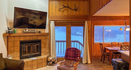 Upson Ski-in/ski-out, End-unit Cabin w/ Fireplace!