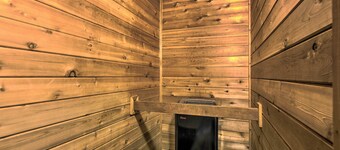 Upson Ski-in/ski-out, End-unit Cabin w/ Fireplace!