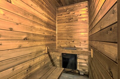 Upson Ski-in/ski-out, End-unit Cabin w/ Fireplace!