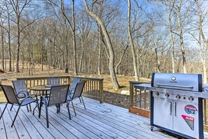 Interior - Game Room, Fire Pit: Family-friendly Poconos Haven (East Stroudsburg)