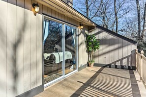 Interior - Game Room, Fire Pit: Family-friendly Poconos Haven (East Stroudsburg)