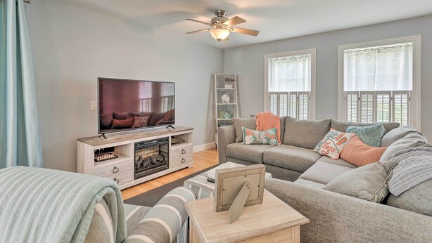 A living room with a television, sofa, and a ceiling fan. - South Kingstown Vacation Rental: 2 Mi to Beach! (South Kingstown)