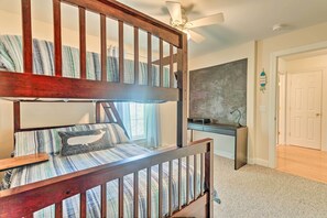 4 quartos, ferros/tábuas de passar roupa, roupa de cama