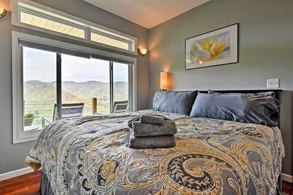 Interior - Private Blue Ridge Home w/ Hot Tub, Mountain Views (Marshall)