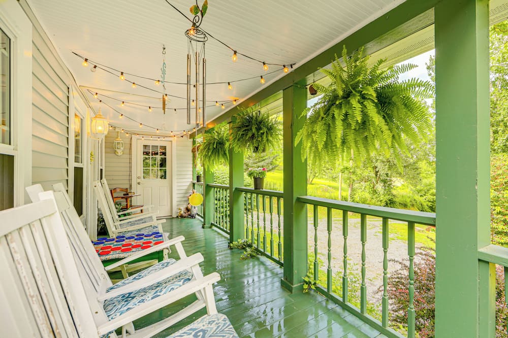 Pet-friendly Smoky Mountain Getaway w/ Fire Pit! - Sandy Mush, NC