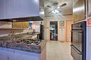 House (5 Bedrooms) | Interior