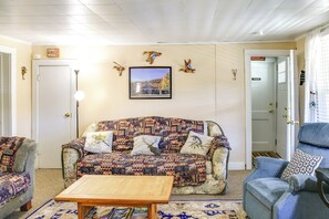 House (5 Bedrooms) | Interior - Hunter Home w/ Fire Pit & Yard: On Main Street! (Hunter)