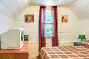 House (5 Bedrooms) | Interior - Hunter Home w/ Fire Pit & Yard: On Main Street! (Hunter)