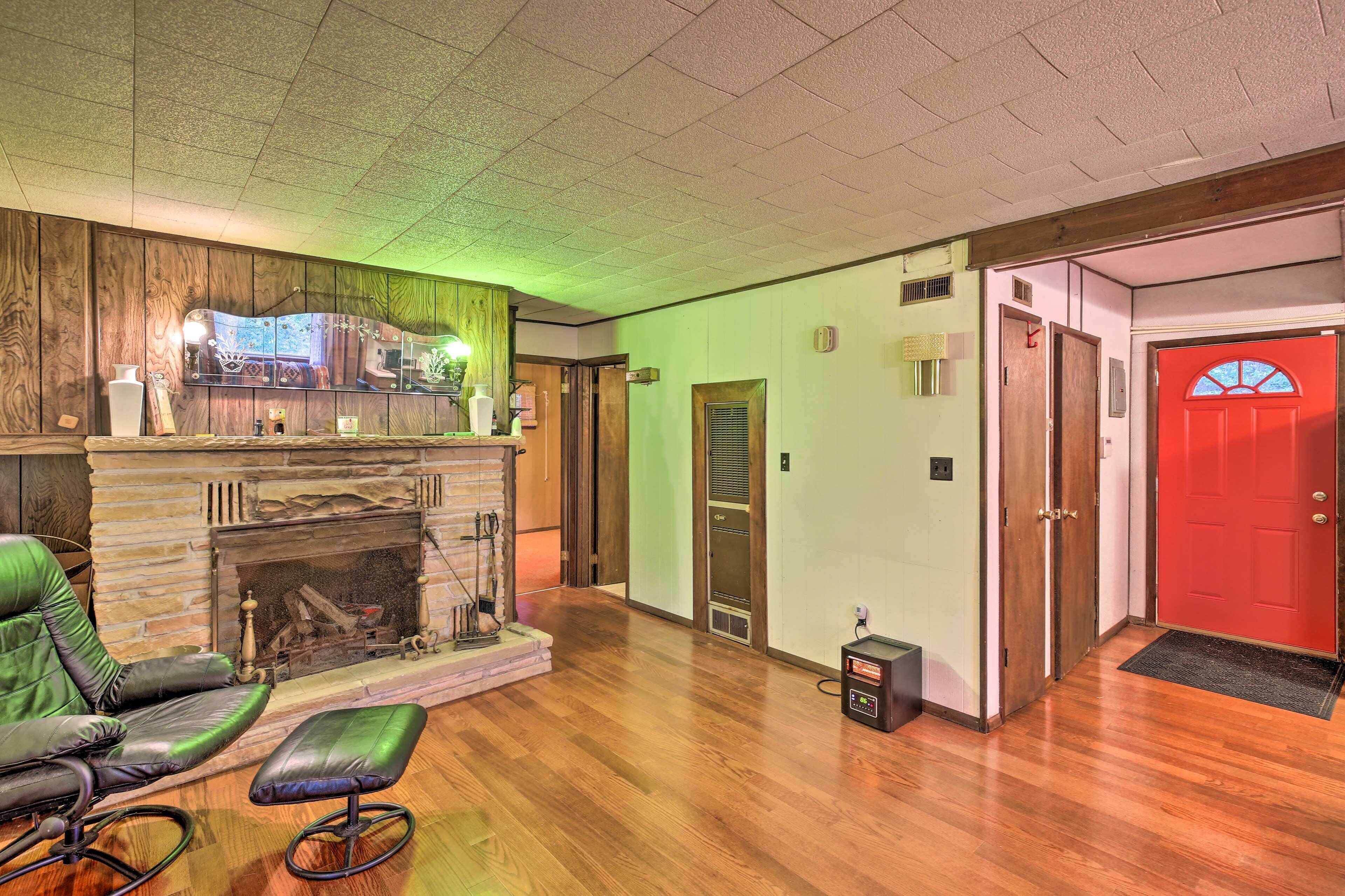 Rustic Cottage With Fire Pit & Private Yard!