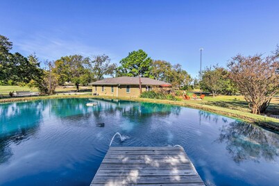 Pottsboro Home on 2 Acres w/ Hot Tub, Near Marina!