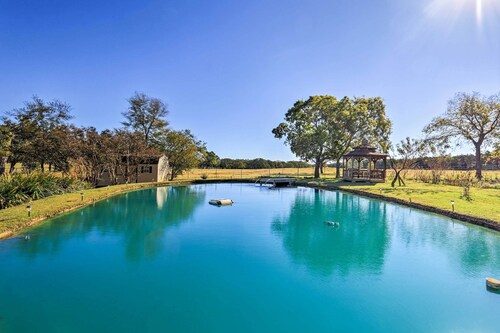 Pottsboro Home on 2 Acres w/ Hot Tub, Near Marina!