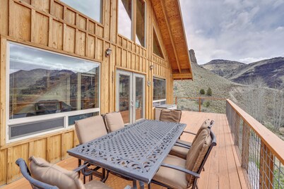 Stunning Hilltop Home by John Day Fossil Beds