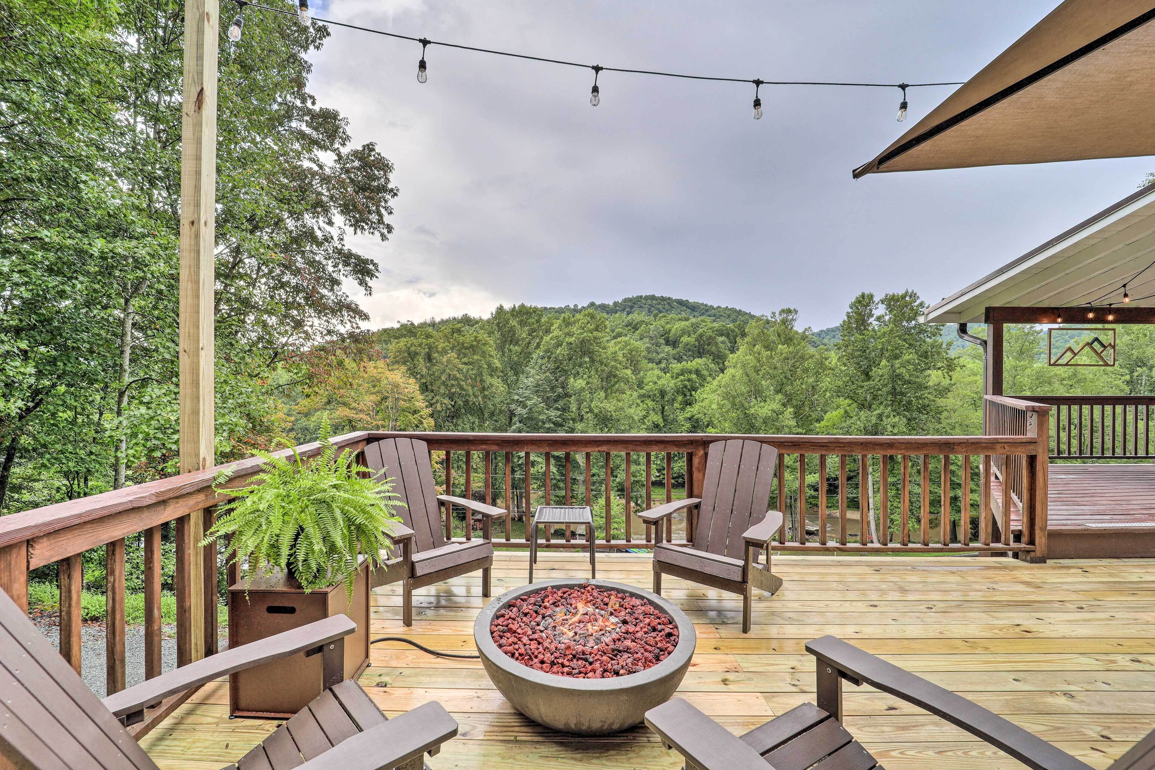 Riverfront Sugar Grove Home: Hot Tub & Views!