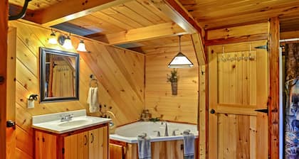 Rustic Dundee Log Cabin w/ Hot Tub & Forest Views!