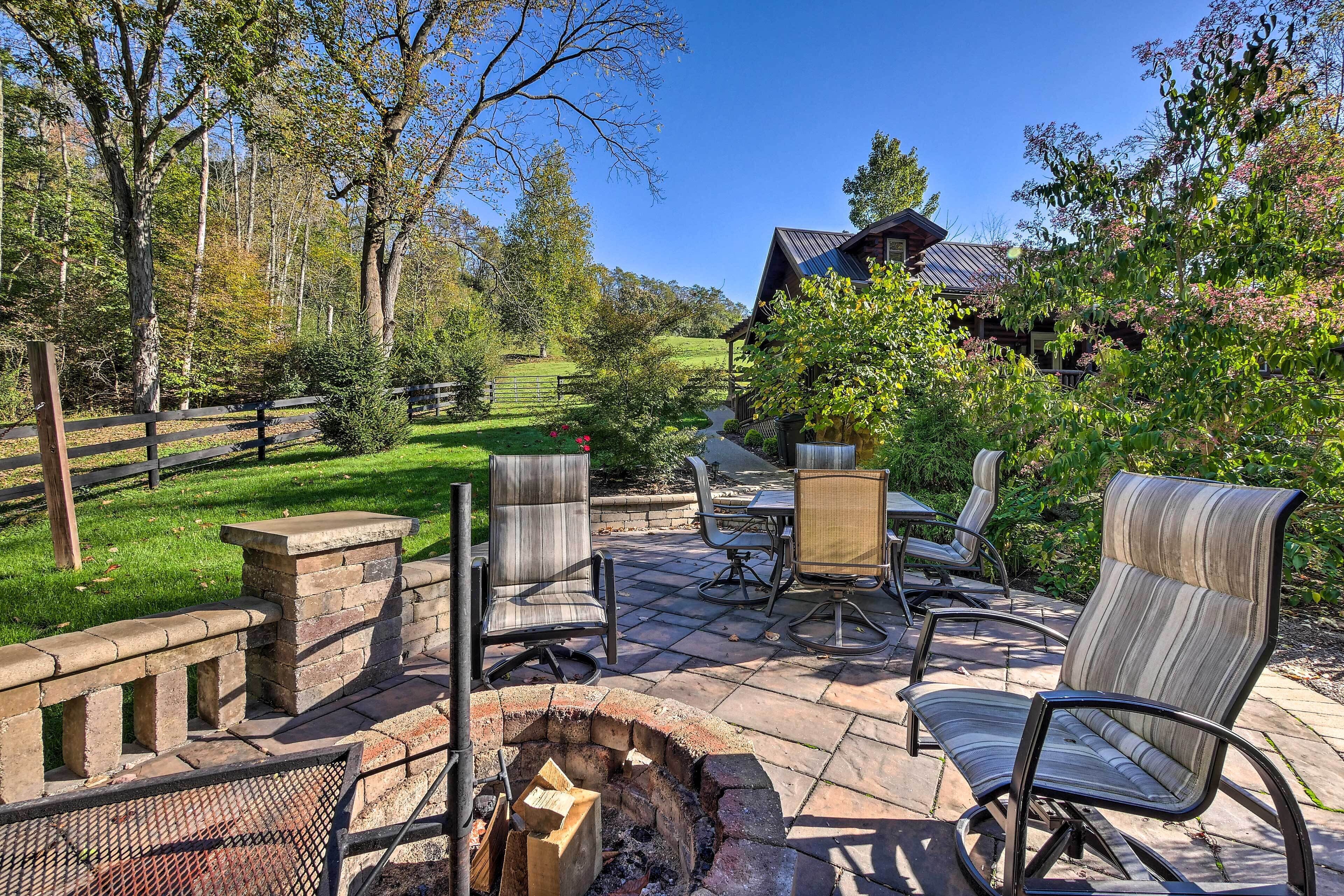 Rustic Dundee Log Cabin w/ Hot Tub & Forest Views!