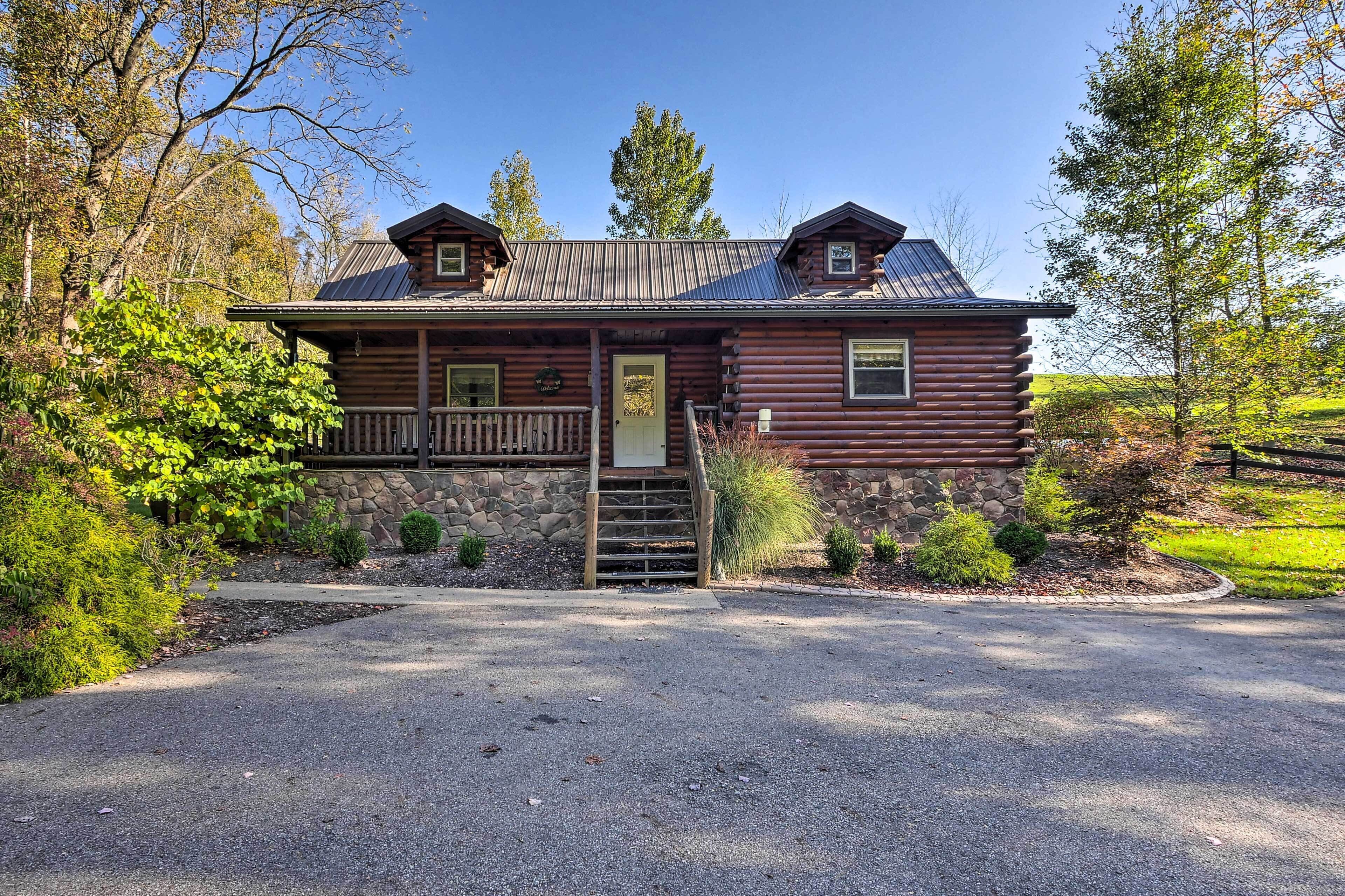 Rustic Dundee Log Cabin w/ Hot Tub & Forest Views!
