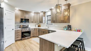 House (5 Bedrooms) | Interior