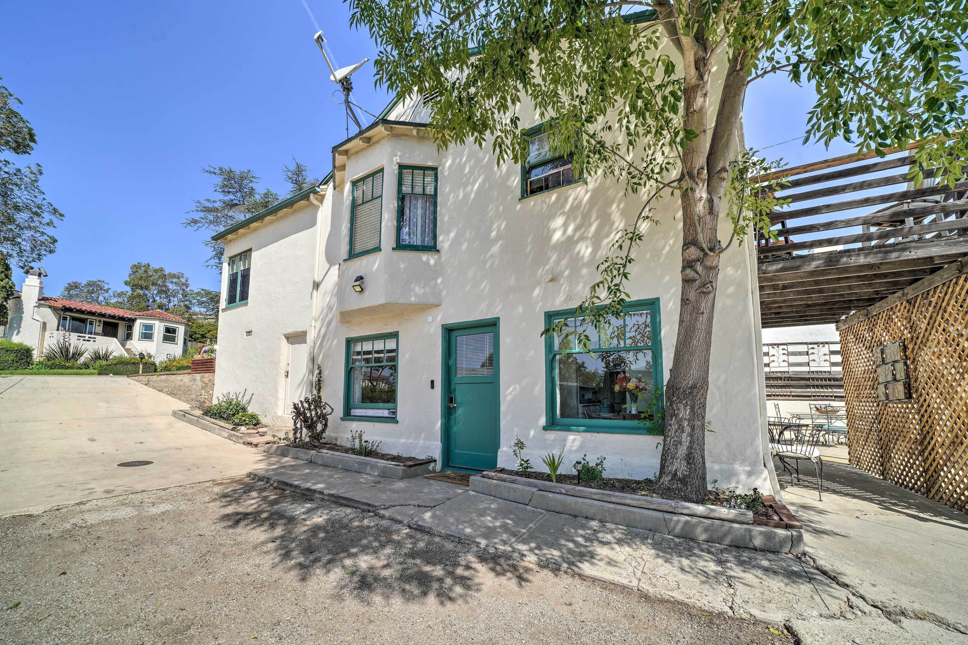 Sun-dappled Santa Paula Abode, 16 Mi to Beach