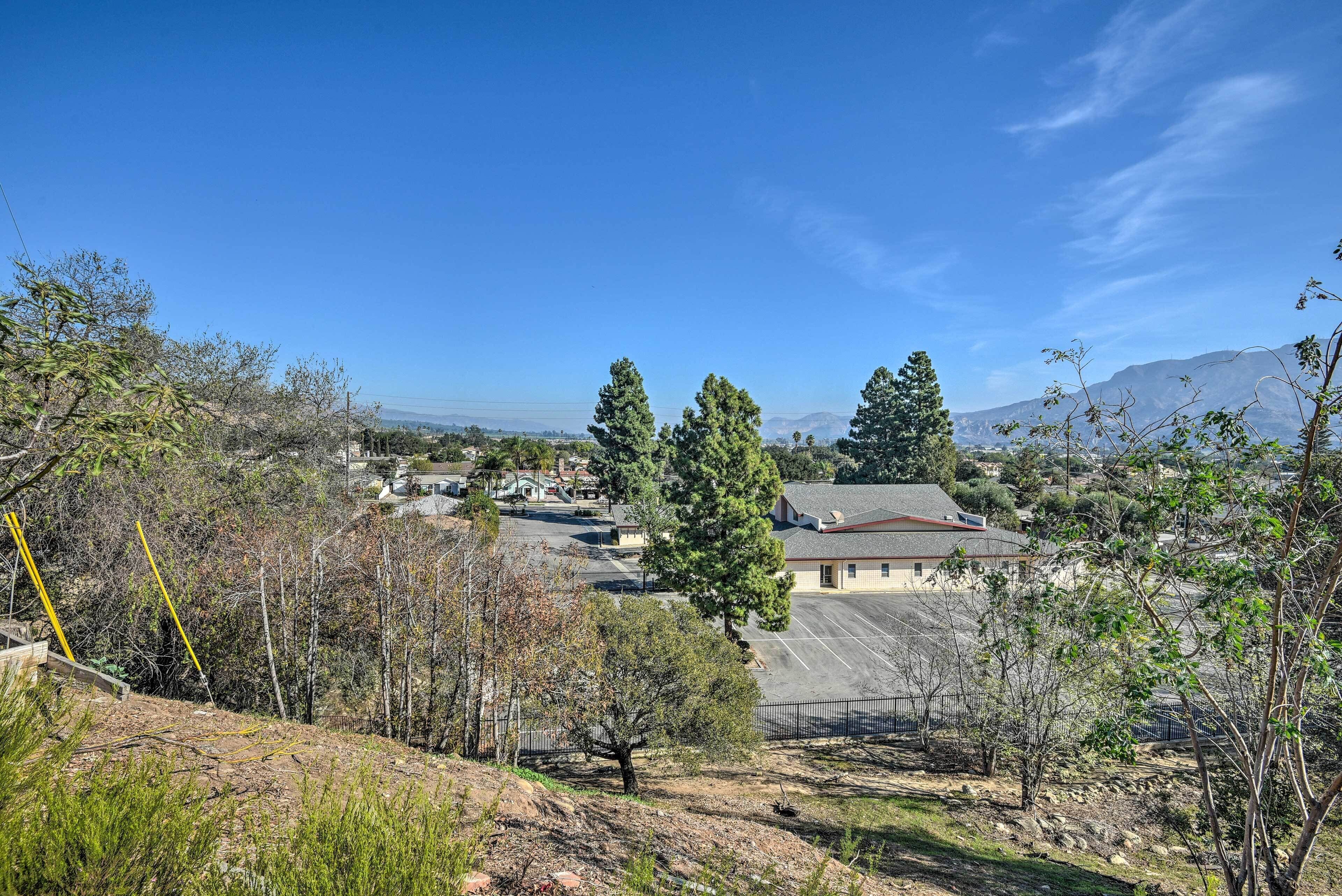 Sun-dappled Santa Paula Abode, 16 Mi to Beach
