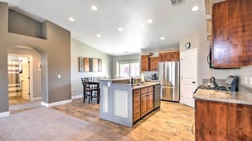 House (3 Bedrooms) | Interior