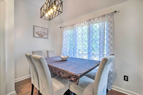 Apartment (3 Bedrooms) | Interior - Pond-view Deck + Pool Table: Woodbridge Haven! (Woodbridge)