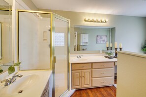 House (5 Bedrooms) | Interior - Stunning Lake Hamilton Getaway w/ Hot Tub! (Hot Springs)