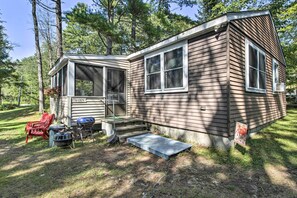 House (2 Bedrooms) | Interior - 'the Den' Raymond Home w/ 200 Feet of Sandy Beach! (Raymond)