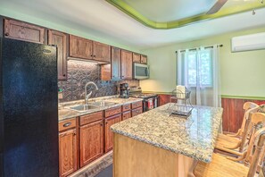 Departamento (1 Bedroom) | Cocina privada | Microondas, horno, parrilla de estufa y utensilios de cocina 