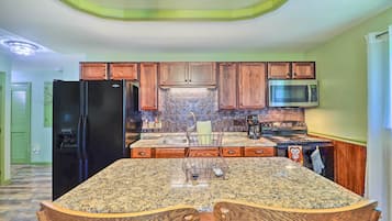 Apartment (1 Bedroom) | Private kitchen | Microwave, oven, stovetop, cookware/dishes/utensils