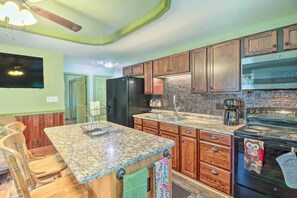 Departamento (1 Bedroom) | Cocina privada | Microondas, horno, parrilla de estufa y utensilios de cocina 