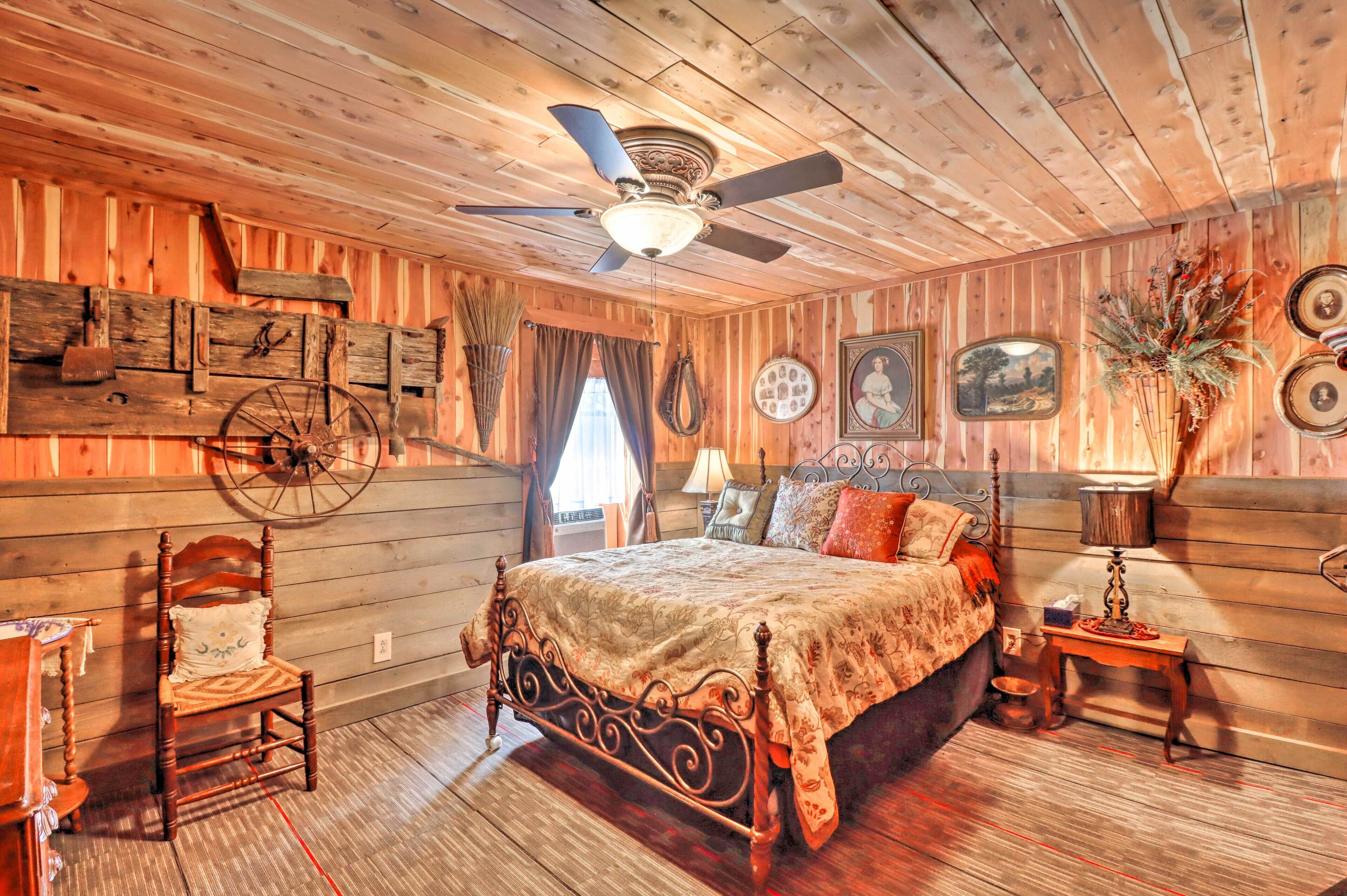 Quiet, Historic Manor: Located in Ghost Town!