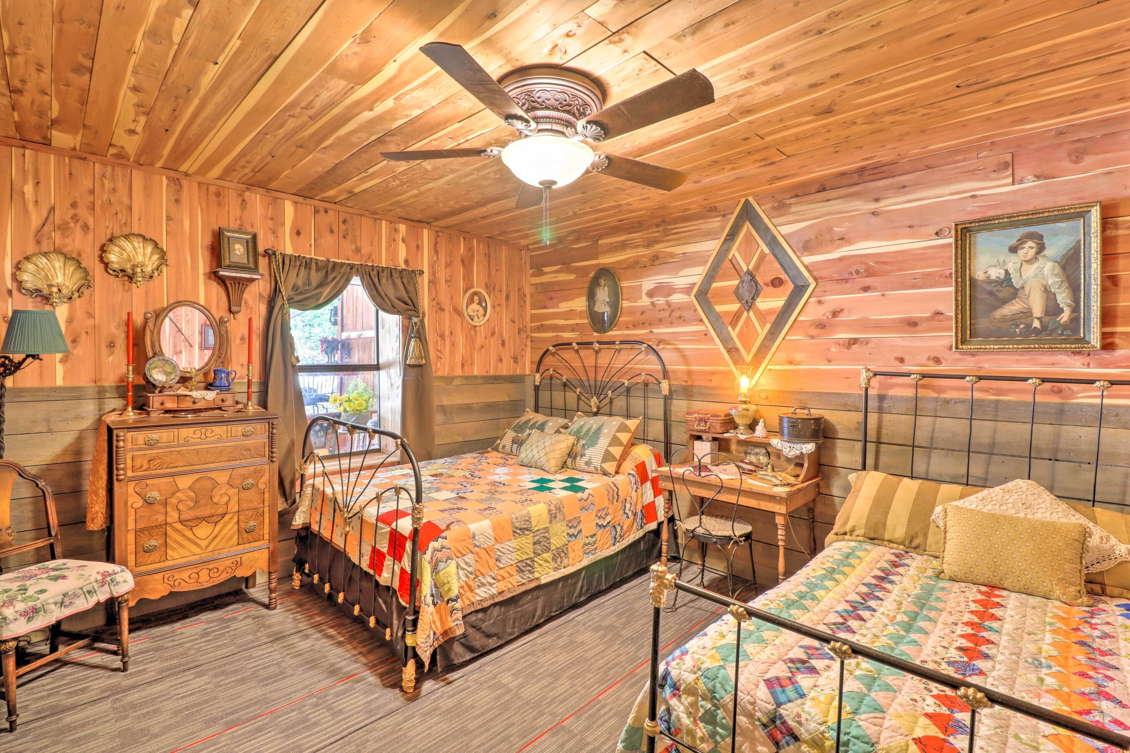 Une pièce rustique en bois, avec deux lits, une commode et une fenêtre.