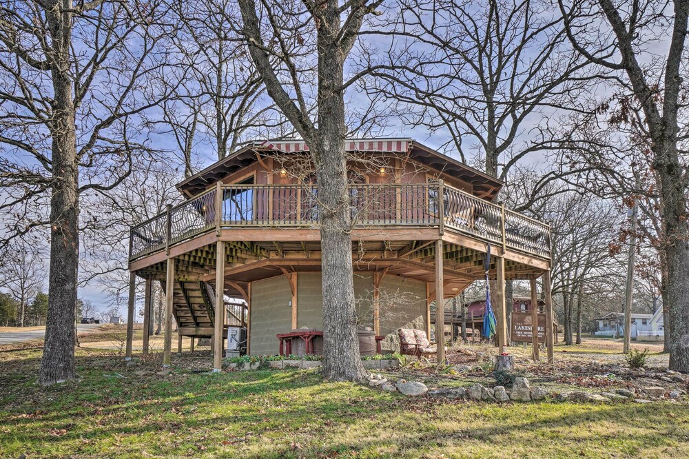 'sunset Bluff Treehouse': On Bull Shoals Lake!