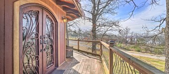 'sunset Bluff Treehouse': On Bull Shoals Lake!