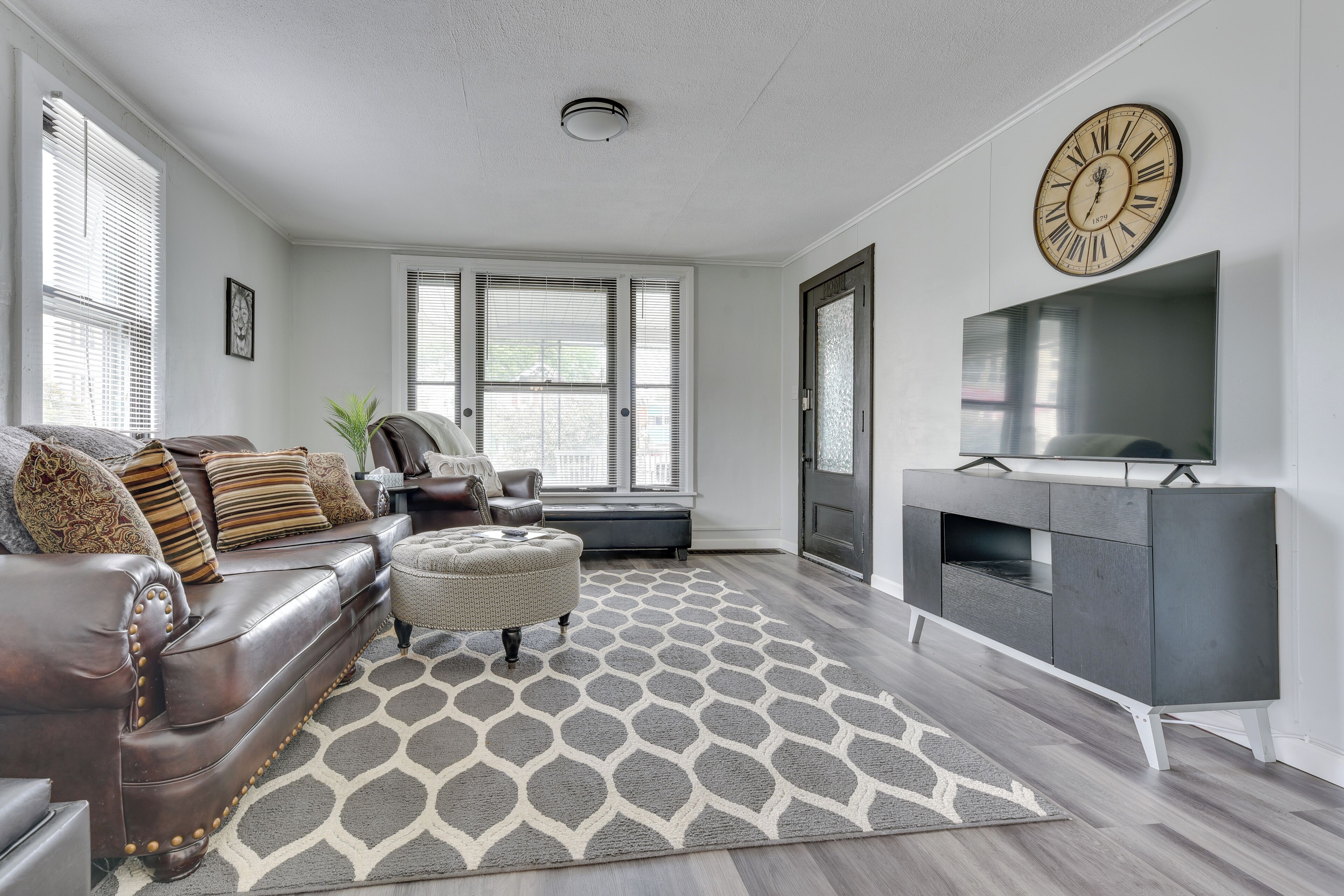 Tonawanda Apartment Steps to Niagara River!