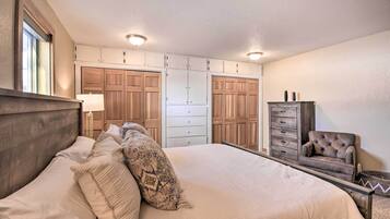 House (5 Bedrooms) | Interior