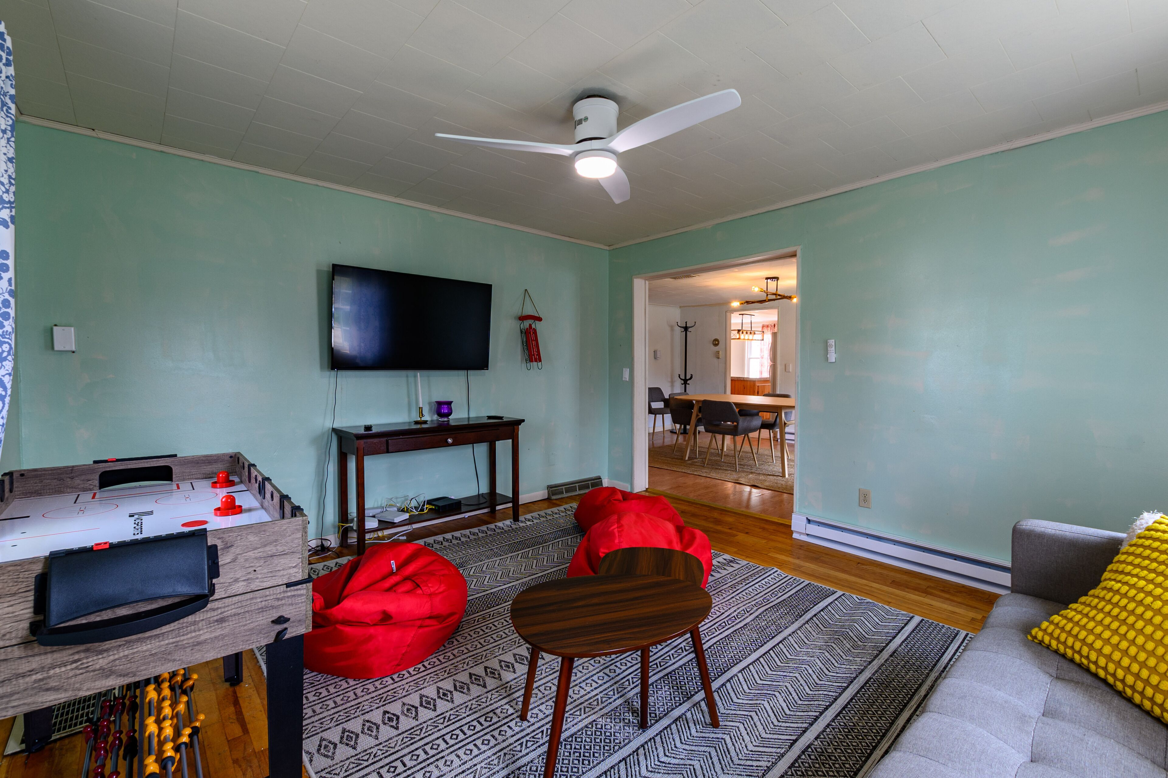Smart TV, fireplace