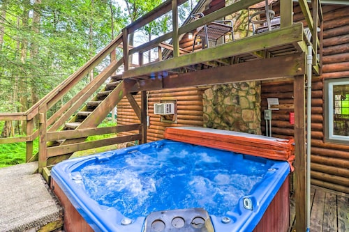 Secluded & Quiet Pocono Mtn Cabin w/ Hot Tub!