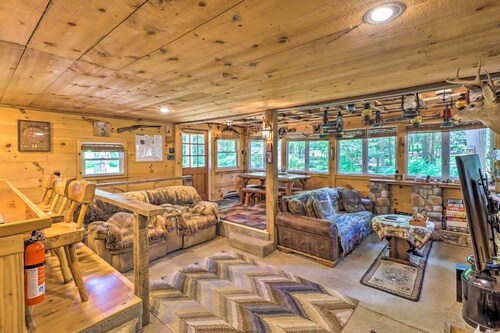 Secluded & Quiet Pocono Mtn Cabin w/ Hot Tub!