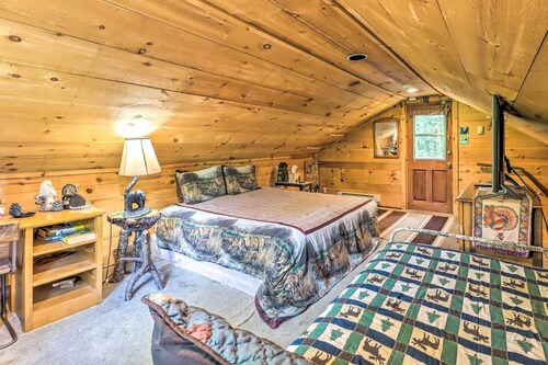 Secluded & Quiet Pocono Mtn Cabin w/ Hot Tub!