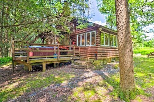 Secluded & Quiet Pocono Mtn Cabin w/ Hot Tub!